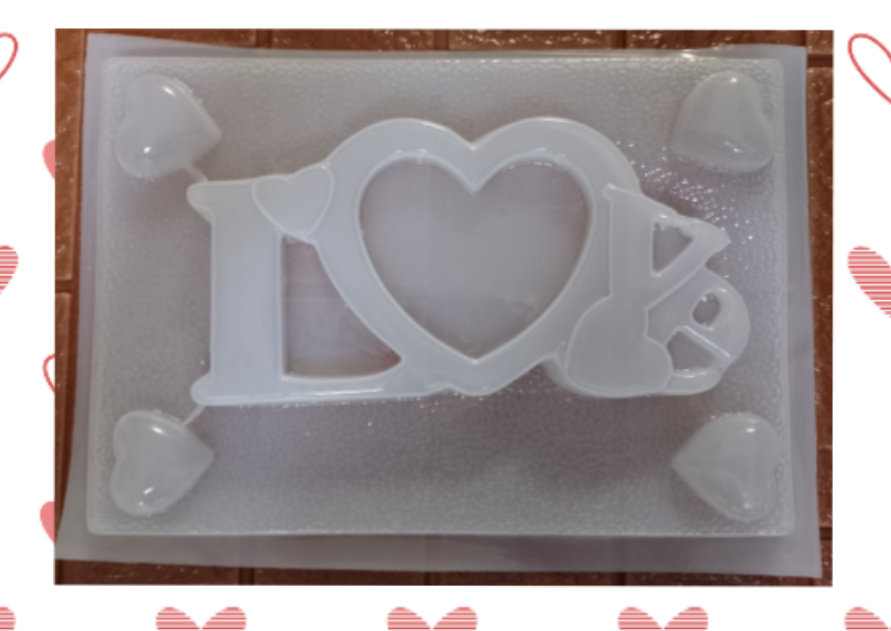Molde LOVE con corazones